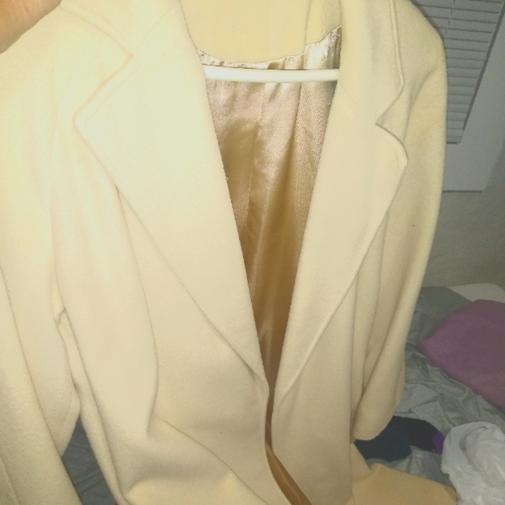 Cashmere coat by Amicale size LG color beige